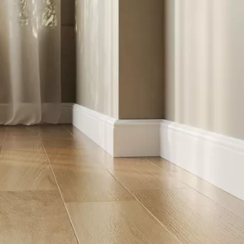Плинтус Quick-Step белый из HD полимера QSSKRW05380