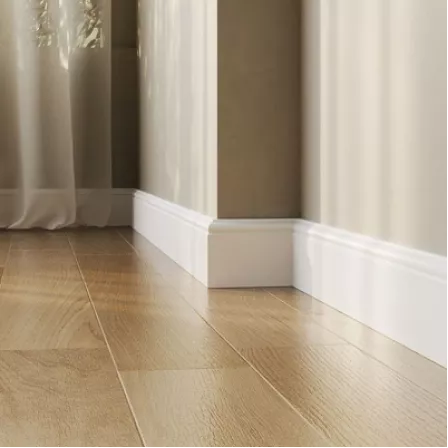 Плинтус Quick-Step белый из HD полимера QSSKRW05380